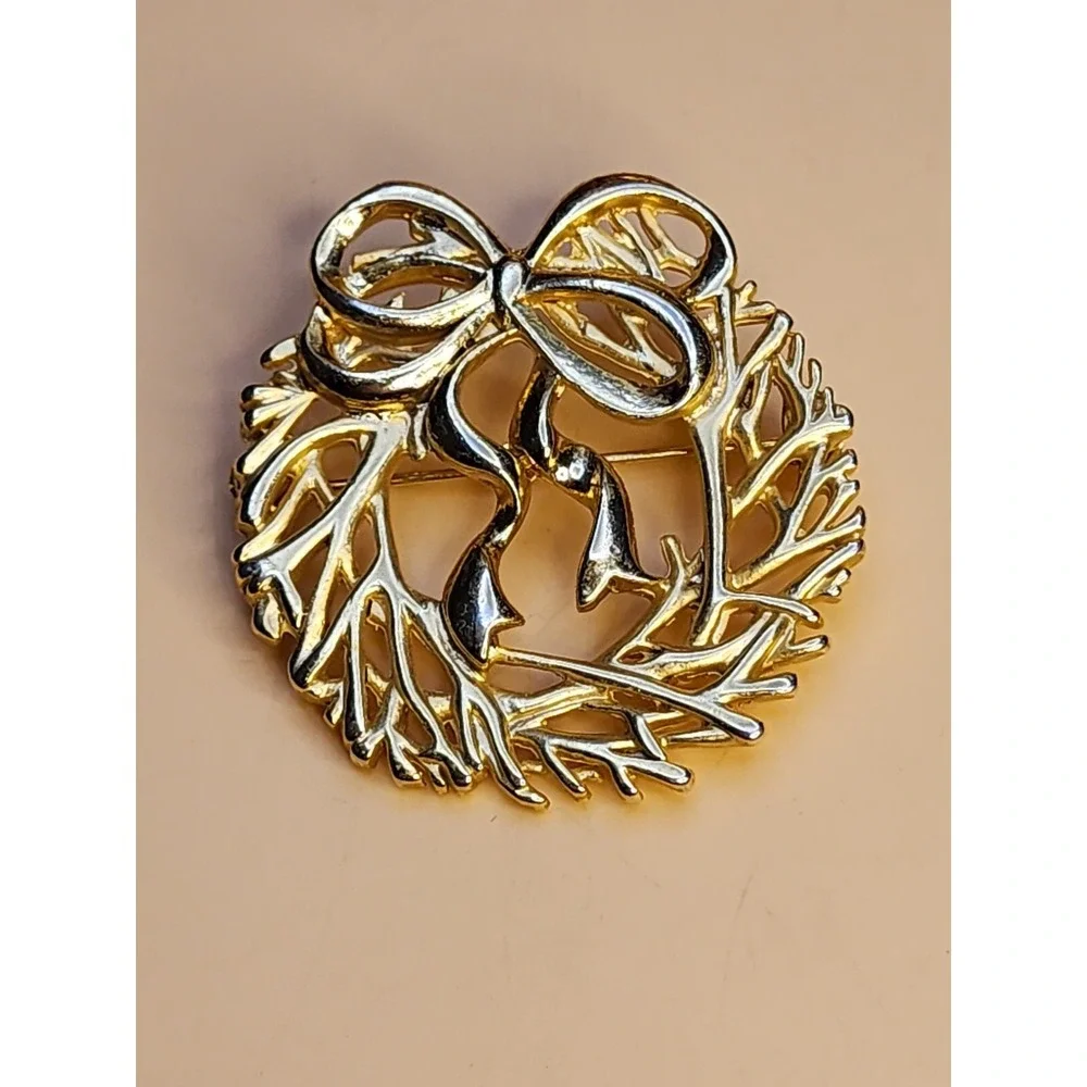 Vintage DANECRAFT Gold Plate Holiday Wreath Christmas Bow Broach Pin FREE $HIP!!